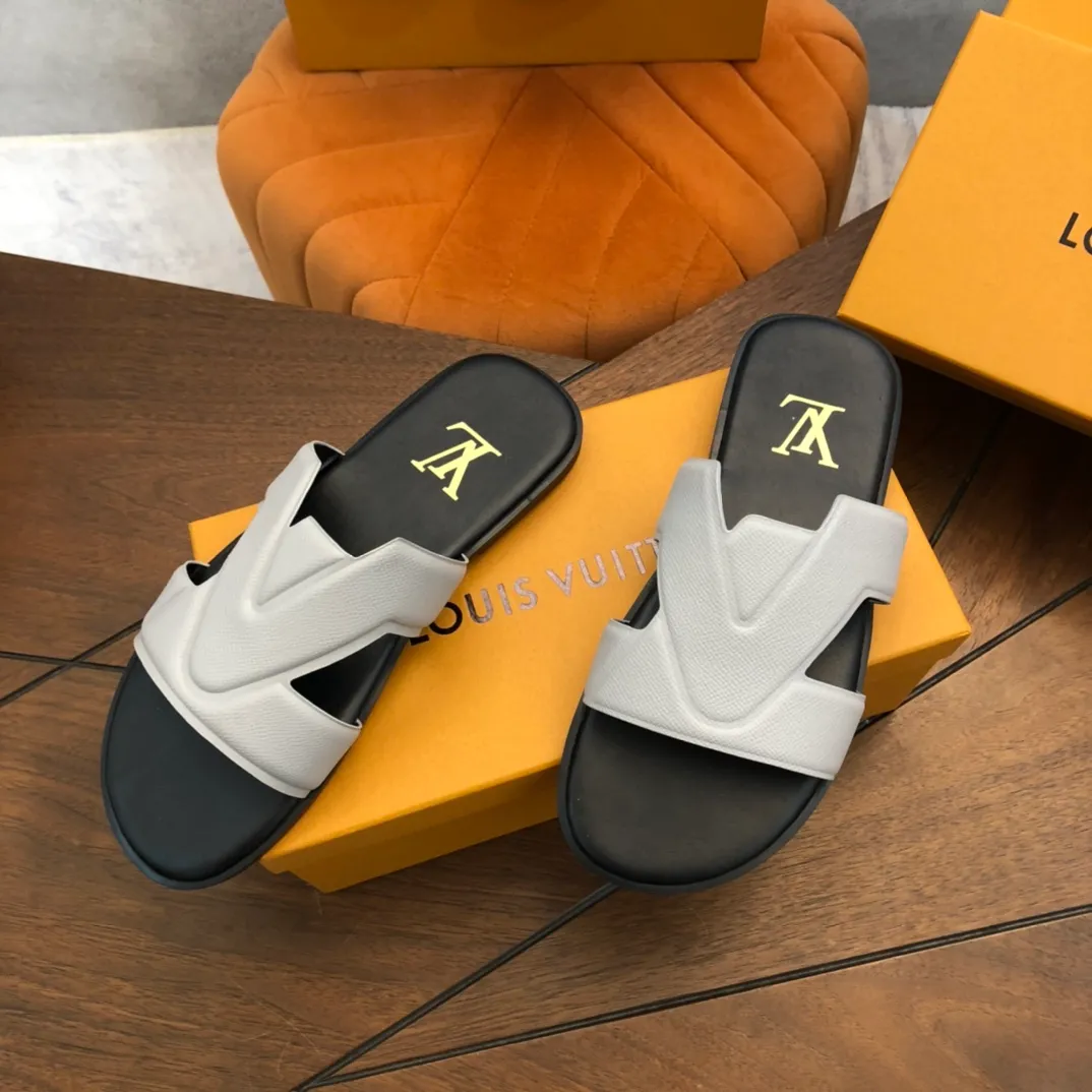 Factory price: 270💰LV counters are selling new brand luxury men's slippers, casual, loose and comfortable. The must-have model in the picture above [Happy][Happy], multiple colors available Size: 38-44, customized 45